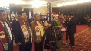 Edison Sinaga menerima tongkat pedang dan disematkan bulang