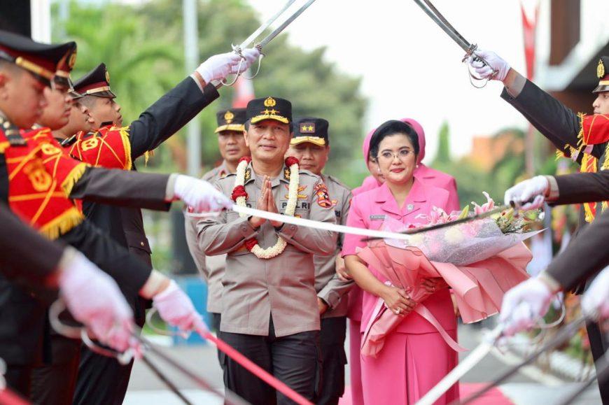 Tradisi Pedang Pora, Iringi Pelepasan Irjen Pol Nico Afinta dan Sambut Irjen Toni Kapolda Jatim
