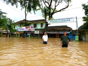 Terobos Air Setinggi Pinggang, Dirut PUD Pasar Medan Tinjau Langsung Pasar Titi Papan