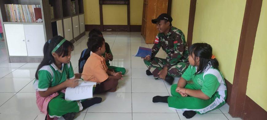 Satgas Pamtas Yonarmed 19/105 Trk Bogani Ajak Anak-Anak SDN 25 Perimpah Baca Buku di Perpustakaan Sekolah