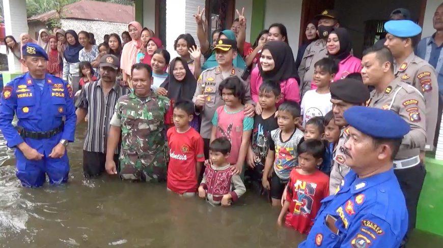 Kapolres Langkat Bagikan 50 Paket Bahan Pangan Saat Kunjungi Lokasi Banjir