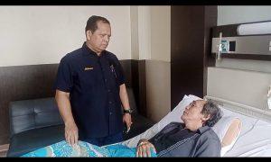 Sang Pejuang Duafa H Ikhwan Lubis Jenguk Reporter iNews TV di RS Mitra Medika
