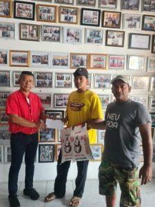 Ketua Pewarta Beri Beras dan Uang Santunan Duka Atas Meninggalnya Warga Jalan Linggar