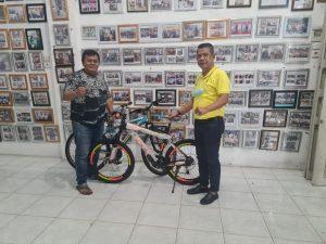 HUT pewarta.co ke-6 Tahun, Penggiat Sosial Hadiahkan 2 Sepeda Gunung