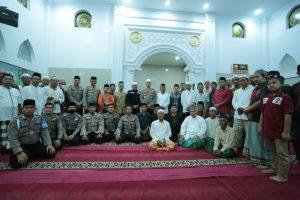 Subuh Keliling Berjamaah di Mesjid Al Fajar Delitua, Wakapolda Sumut Bagikan 82 Paket Sembako