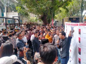 Ratusan Massa Yang Tergabung Dalam Masyarakat Tani Berjuang Bersama (MTBB) Lakukan Unjuk Rasa Ke Gedung DPRD Sumut