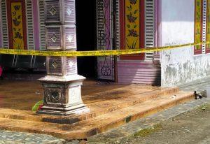 Rumah Kades Tanjung Gunung Dimolotov OTK, Kaca Berserakan di Teras