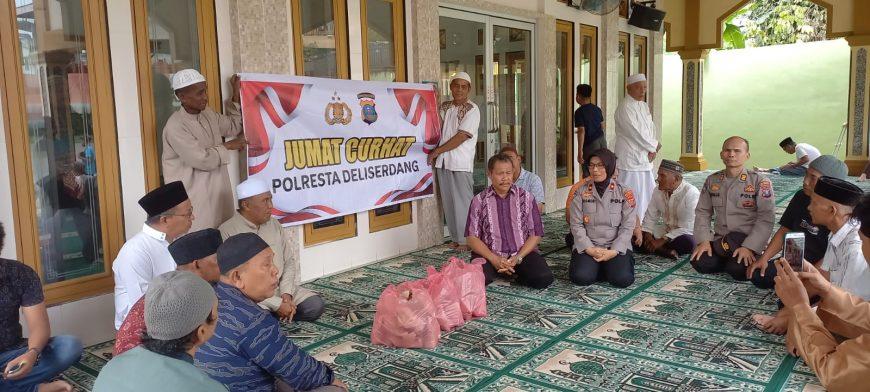 Jumat Curhat, Kasat Binmas Polresta Deliserdang Beri Nasi Bungkus dan Dengarkan Curhat Jemaah