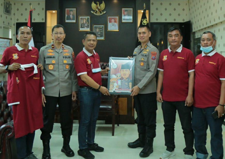 Sebagai Bentuk Kenang Kenangan, Ketua Pewarta Berikan Karikatur kepada Irjen Pol Dadang Hartanto