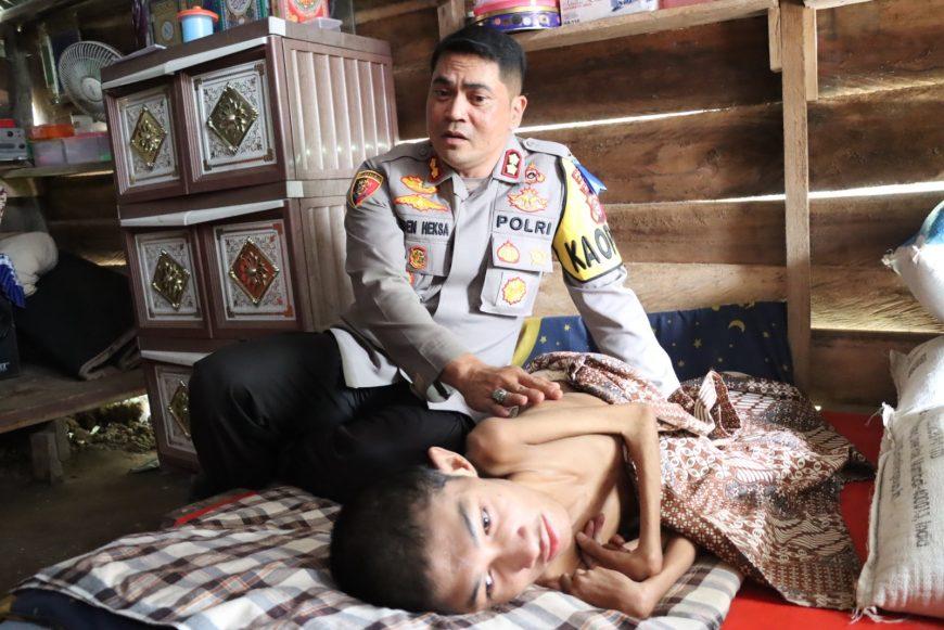 Kapolres Aceh Utara Kunjungi Rumah dan Beri Bantuan Sosial Kepada Warga Yang Menderita Sakit Lumpuh