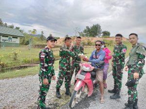 Indahnya Berbagi Di Bulan Suci Ramadhan, Personel Satgas Pamtas RI-MLY Yonarmed 19/105 Trk Bogani Bagi-Bagi Takjil Gratis