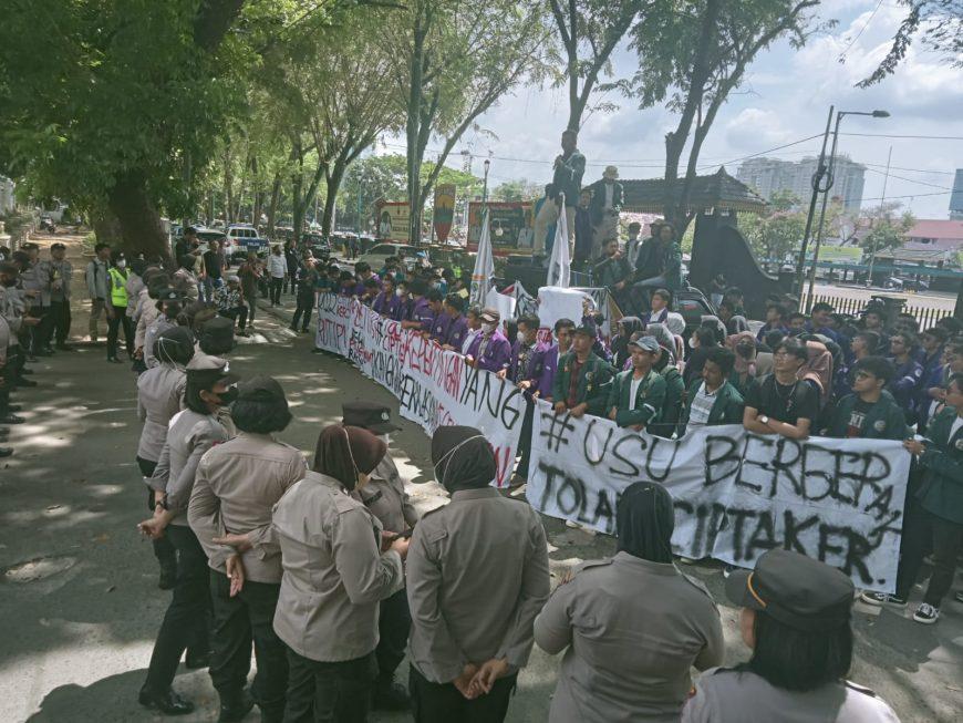 Kapolrestabes Medan dan Kabag Ops Kawal Unras Damai di Kantor DPRD