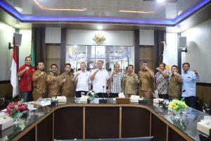 Disporasu Serahkan SK Penetapan Venue Tuan Rumah PON 2024 ke 8 Daerah