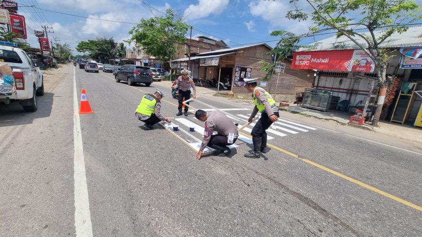 Satlantas Polres Aceh Utara Buat Zebra Cross di Zona Sekolah Baktiya Barat