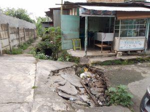 Resahkan Warga, Dinding Drainase di Jalan Sukamulia Longsor