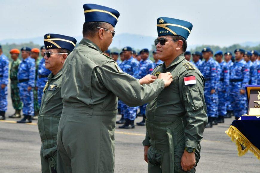 Keren… Jajal F16, Kasal Terima Brevet Wing Penerbang Kehormatan TNI AU