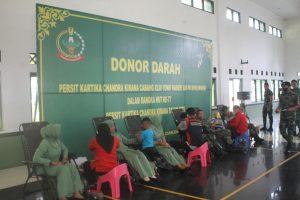 Prajurit Beserta Ibu-ibu Persit Yonif Raider 300/Bjw Melaksanakan Donor Darah Bersama Palang Merah Indonesia (PMI) Cianjur