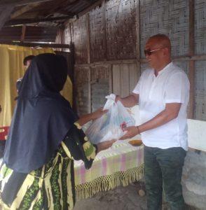 Bagikan Sembako Jumat Berkah, Legislator PDIP: Kalau Cacat Hukum Pengangkatan Kepling 2 Kelurahan Tanah Enam Ratus Diulang