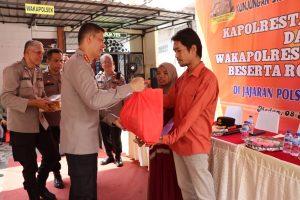 Kapolrestabes Medan Beri Tali Asih ke Anak-anak Penderita Stunting di Polsek Medan Area