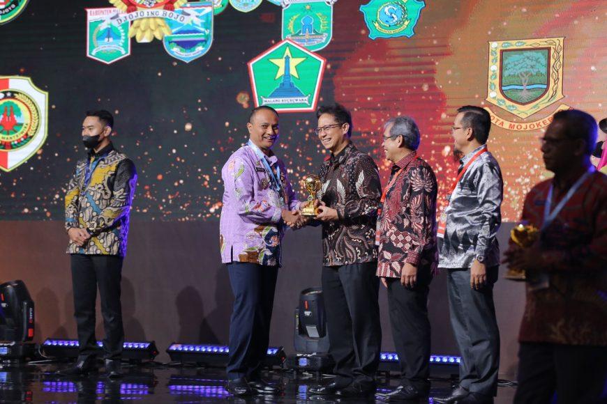 Pj Walikota Lhokseumawe Terima Penghargaan UHC Awards 2023 dari Wapres RI
