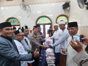 Mashja Ar-Raudhah Poldasu Gelar Jumat Berkah dan Bagikan Sembako