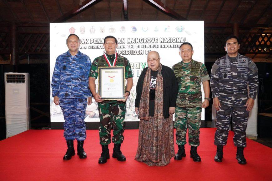 Tanam Mangrove Secara Serentak, Mabes TNI Raih Rekor Muri