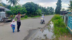 Strong Poin Pagi, Personel Polsek Sawang Layani Anak Sekolah