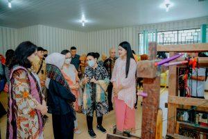 Tinjau UPT Pelayanan Sentra IKM Bersama Pengurus Dekranas, Ny Kahiyang Ayu: Lahirkan Pelaku Ekonomi Kreatif & Inovatif