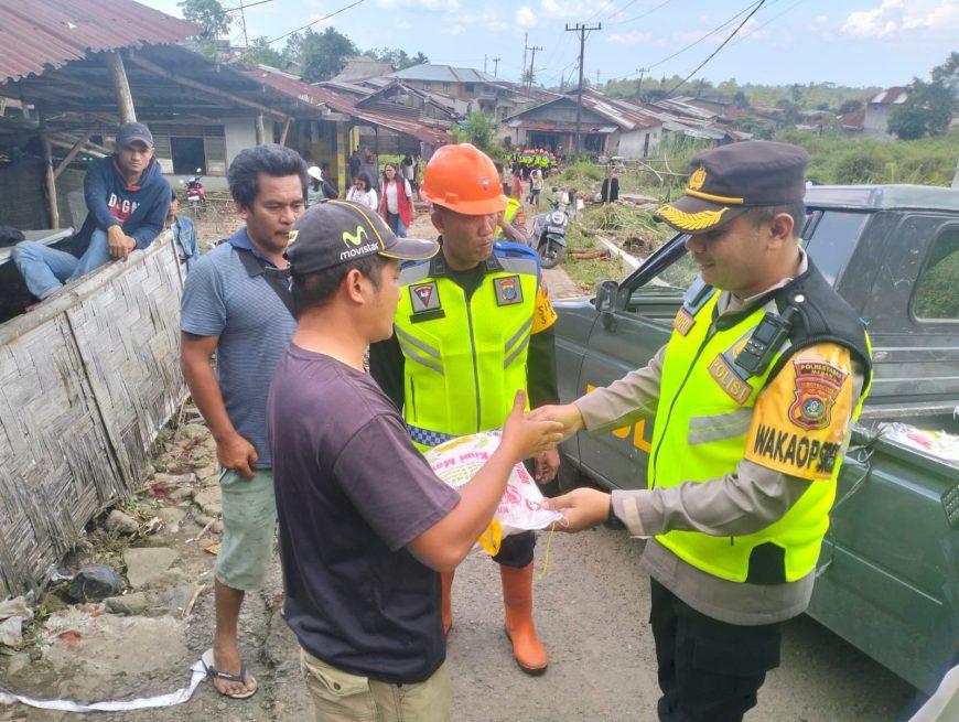 Wakapolrestabes Medan Serahkan Bantuan Kapolda Sumut kepada Korban Banjir Bandang di Bandar Baru