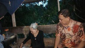 Hasyim Kunjungi Kondisi Nek Sarti Yang Ditelantarkan Keluarga dan Tinggal Digubuk Pinggiran Sungai Denai