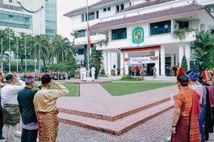 Kenakan Pakaian Adat Karo, Bobby Nasution Inspektur Upacara Hari Pendidikan Nasional