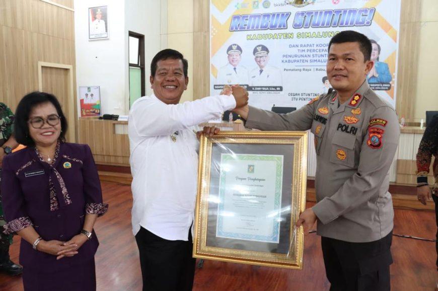 Menjadi Orangtua Asuh Bagi Anak Penderita Stunting, Polres Simalungun Terima Tiga Penghargaan Sekaligus