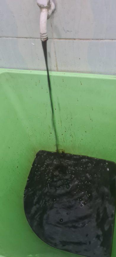 Air PDAM Tirtanadi di Kantor Pewarta Berwarna Hitam dan Bau Paret