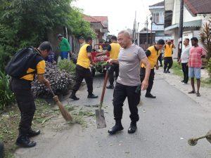 Polrestabes Medan Bersama Warga Gotong Royong Bersihkan Lingkungan