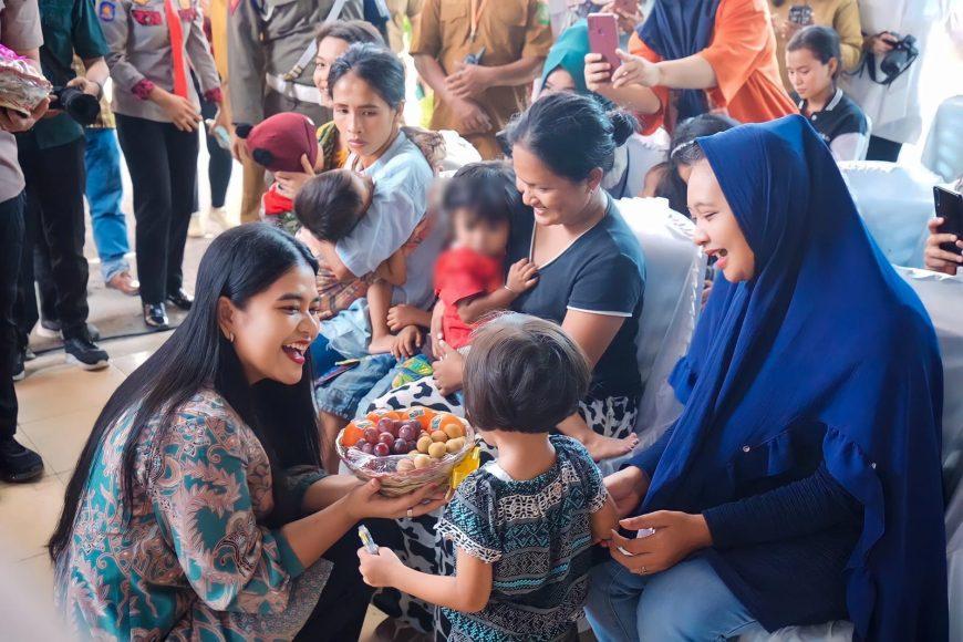 Kahiyang Ayu Bobby Nasution Beri Makanan Tambahan pada Anak Stunting