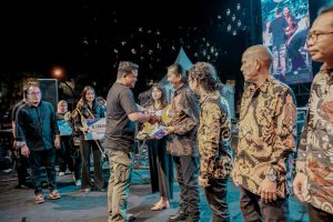 Di Colorful Medan Carnival, Bobby Nasution Beri Penghargaan Seniman Seniman Medan