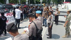 Polrestabes Medan Kawal Aksi Demo Massa Dewan Wilayah 234 Sumut di Kantor Gubsu
