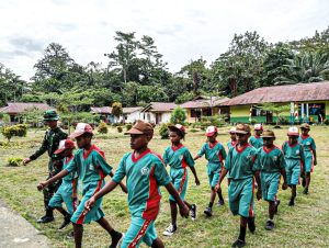Menyambut Hari Kemerdekaan 17 Agustus Ke-78 Satgas Yonif 122/TS Latihakan PBB di Sekolah Dasar Wembi