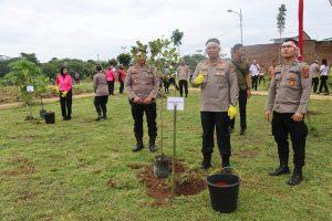 Waka Polrestabes Medan Bersama Forkopimda Lakukan Penanaman Pohon di Simalingkar