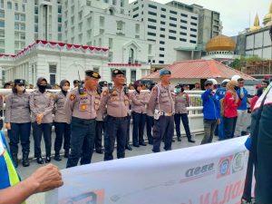Polrestabes Medan Kawal Unras Massa Gebrak di Gubernuran Sumut