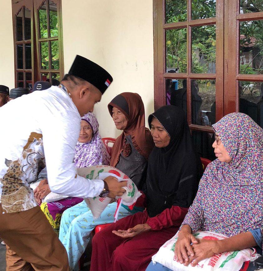 Momen HUT Kemerdekaan RI Ke-78, Romadona Fitrah Berikan Bingkisan kepada Sesepuh