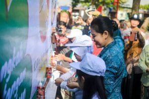 Peringatan Hari CTPS, Kahiyang Ayu bersama Siswa SD Lakukan Aksi Praktek Cuci Tangan Pakai Sabun