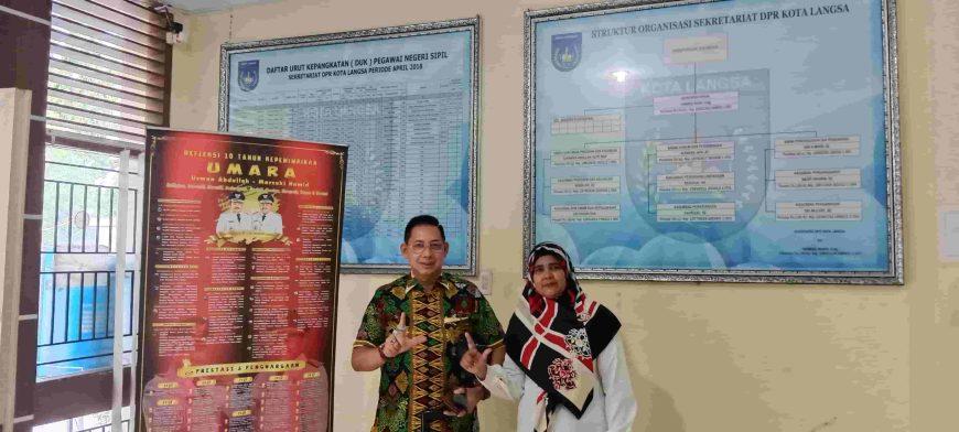 Foto, Sekretaris Komisi 2 DPRD Medan, Wong Chun Sen Tarigan bersama Kasubag Umum Sekretariat DPRK Langsa, Ernita melaksanakan foto bersama usai pertemuan. (ist/Forumkeadilansumut), Jumat (22/09/23)