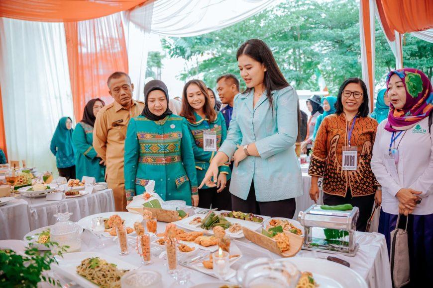 Ketua TP PKK Kota Medan Tinjau Lomba Kreasi B2SA, Medan Area Juara Pertama