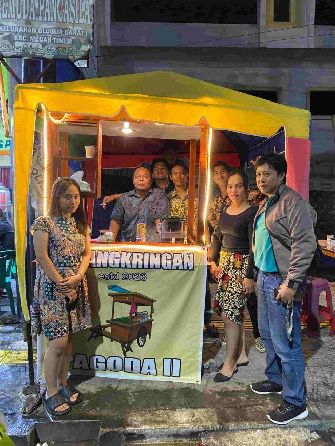 Foto : Pengelola dan Kru Angkringan Pagoda 2 yang berada di Jalan Krakatau tepat diseberang BNI, memakai batik dalam memeriahkan Batik Nasional. (Ist/Forumkeadilansumut.com), Senin (02/10/23)