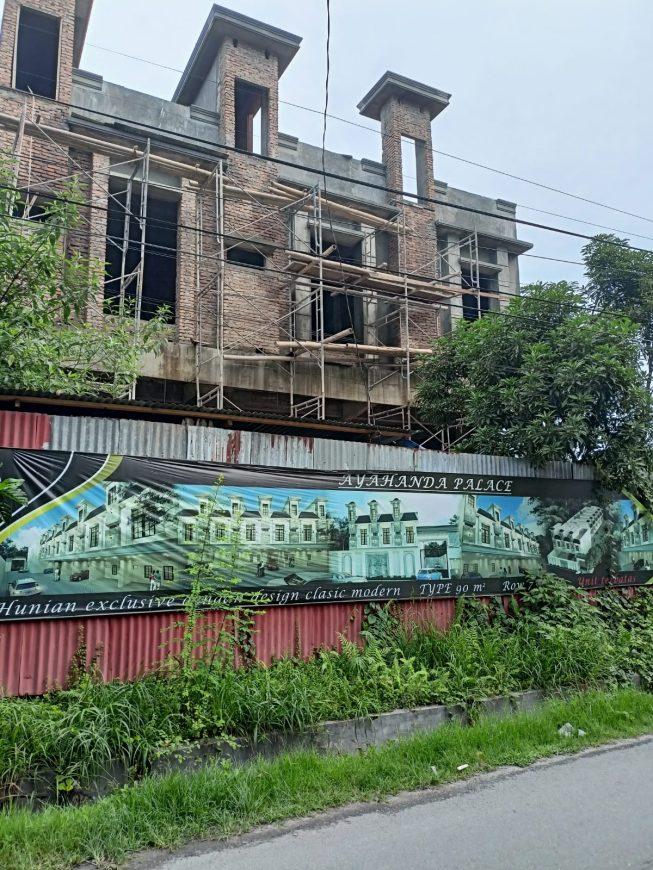 Foto : Bangunan Mewah di Perumahan Ayahanda Palace yang diduga Tanpa PBG berdiri bebas tanpa ada penindakan, Selasa (24/10/23), (ist/forumkeadilansumut.com)