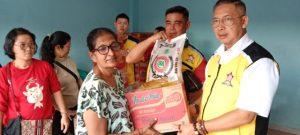 Meriahkan Perayaan Deepavali, Anggota DPRD Medan Wong Serahkan Bantuan Paket Sembako