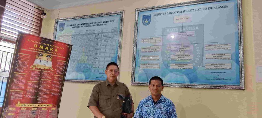 Foto : Sekretaris Komisi 2 DPRD Medan, Wong Chun Sen bersama penyuluh hukum Sekretariat DPRK Langsa, Sahrizal, Jumat (01/12/23) (Amsal/Menarapos.id)