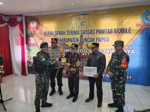 Bupati Puncak Beri Penghargaan Kepada Satgas 300 Siliwangi 2 0ca877fe 5bc9 4ffe bdd3 e6d5fd6aa1d1
