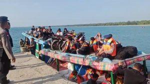 Kawal Logistik Pemilu ke Pulau Hinako 2 Personel Polres Nias Bertarung Dengan Ombak Samudra Hindia